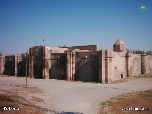 Aksaray Sultanhanı: Anadolu'nun Taştan Hikayesi, İpek Yolu'nun Kalbi — cover