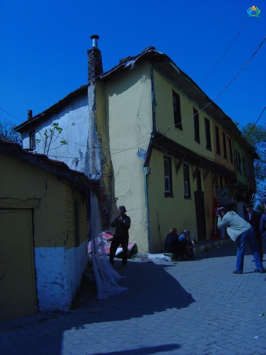 Gölyazı Beldesi: Tarihi, Doğal Güzellikleri ve Leylekler — inline image