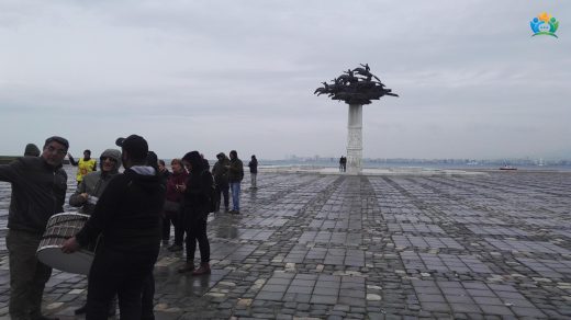 Gündoğdu Meydanı'nın Simgesi: Cumhuriyet Ağacı Heykeli — inline image