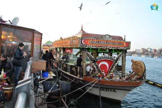 İstanbul'un Lezzet İkonu: Eminönü Balık Ekmek Kayıkçıları — inline image