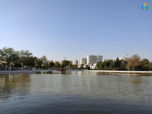 İzmir'in Kalbinde Yeşil Bir Vaha: Ahmet Taner Kışlalı Parkı — inline image