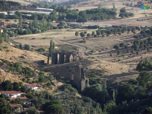 Zamana Meydan Okuyan Kanallar: Antik Bergama Su Kemerleri'nin Sessiz Tanıklığı — inline image